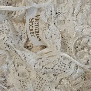 Victoria's Secret White Lace Bra with Intricate Floral Design